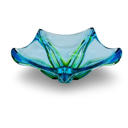 Böhmische Glasschale Blau-Grün, schräge Ansicht mit grünen Farbbahnen im Inneren