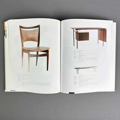Doppelseite mit einem Holzstuhl, Schreibtisch und Bank als dänische Möbeldesigns im Katalog