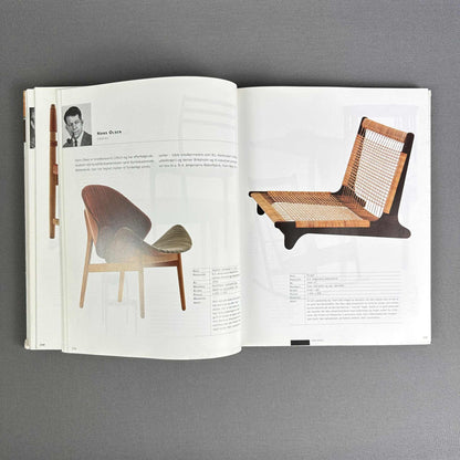 Buchseiten mit Hans-Olsen-Entwürfen, Holzstuhl und geflochtenem Sitzmöbel im dänischen Designbuch
