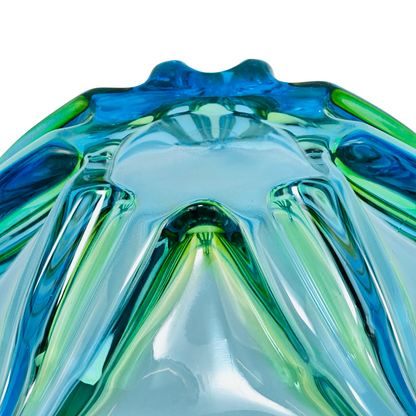 Detail der Rippen in Blau und Gelbgrün am Boden der Glasschale