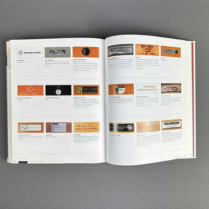 Buchseiten mit abgebildeten dänischen Möbelmarken und Herstellerlogos in einer übersichtlichen Rasteransicht