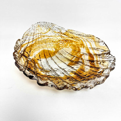 Schrägansicht einer transparenten Muranoglas-Muschelschale mit bernsteinfarbenen Schlieren, 1960er