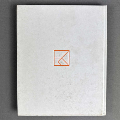 Weißes Frontcover des Buchs Poul Kjærholm mit kleinem orangefarbenem geometrischem Signet in der Mitte