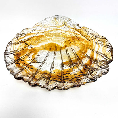 Frontansicht der Muranoglas-Schale mit ausgeprägten Muschelrippen und goldbraunem Farbverlauf