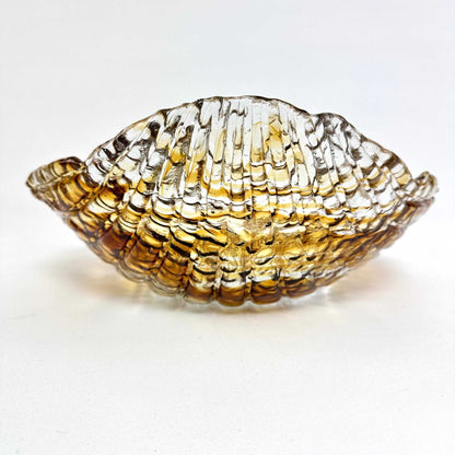 Rückansicht der muschelförmigen Glasschale mit reliefierten Rippen und bernsteinfarbenem Glas