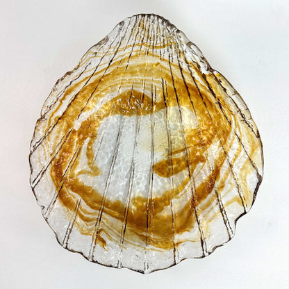 Draufsicht auf die klare Muranoglas-Muschelschale mit goldgelbem Zentrum und dunklen Fäden