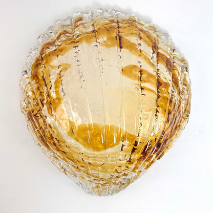 Unterseite der schweren Glasschale in Muschelform mit umlaufenden Rippen, Italien 1960er