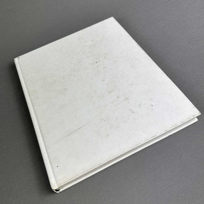 Rückseite des weißen Leinenbuchs Poul Kjærholm mit sichtbaren Flecken und Gebrauchsspuren