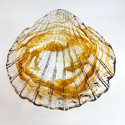 Draufsicht der Jakobsmuschel-Schale aus transparentem Glas mit goldbraunem Fadendekor, 1960er