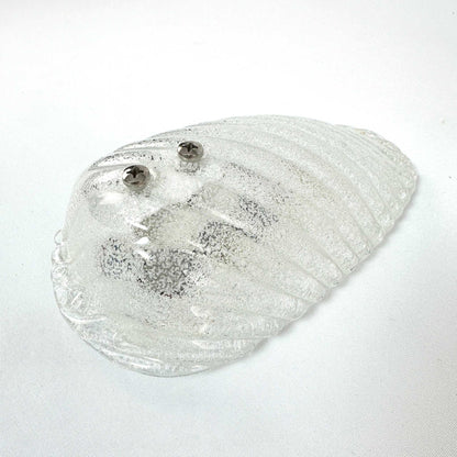 Schrägansicht der klaren Eisglas-Wandleuchte mit spiraligen Rillen und sichtbarer Verschraubung