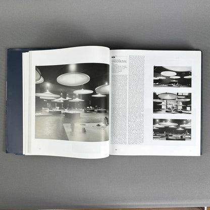 Doppelseite des Designbuchs mit Schwarzweißfotografien von Leuchten und Innenraumobjekten