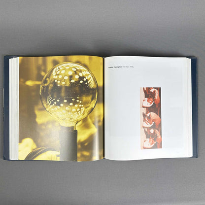 Doppelseite mit großem Foto einer leuchtenden Kugellampe und Porträtaufnahmen im Designbuch