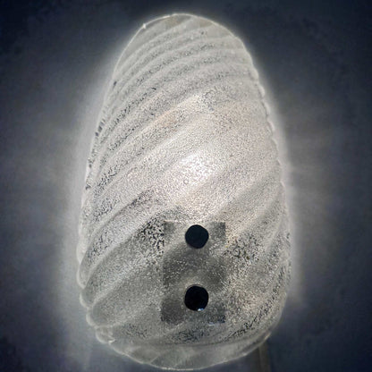 Vertikal leuchtende Eisglas-Wandleuchte mit gedrehten Rillen und sanftem Lichtkegel, 1960er
