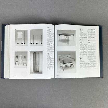 Aufgeschlagenes Buch mit Abbildungen von Hockern, Tisch und Sitzmöbeln von Achille Castiglioni