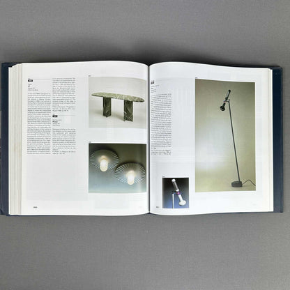 Aufgeschlagenes Buch mit Fotos eines Steintischs und einer Stehleuchte von Achille Castiglioni