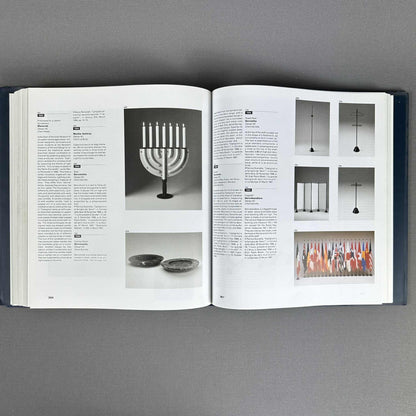 Aufgeschlagene Buchseite mit Produktfotos und Texten zu Castiglionis italienischem Design der Moderne