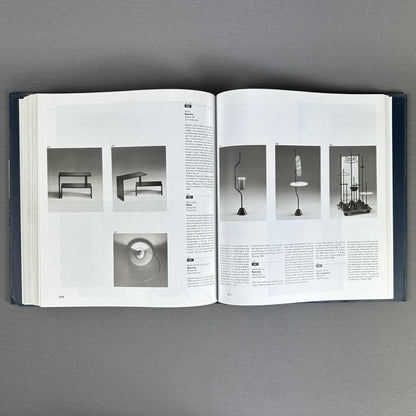 Geöffnete Publikation mit Produktfotografien von Leuchten und Stühlen des italienischen Designers