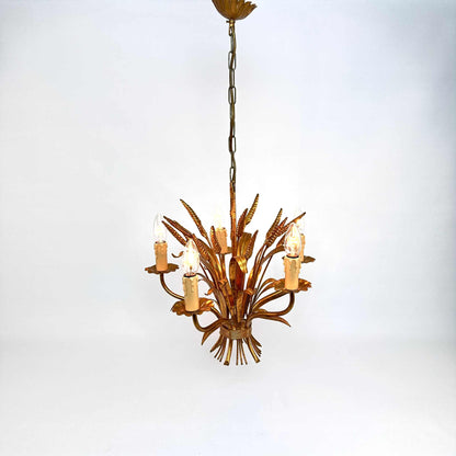 Ansicht des goldfarbenen Kronleuchters an langer Kette mit Deckenrosette, Hans Kögl 1970er