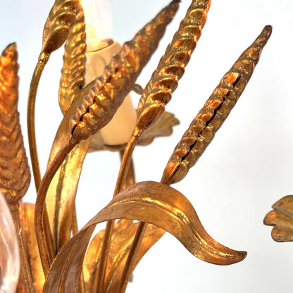 Detail der goldfarbenen Weizenähren und gebogenen Blätter am Hans-Kögl-Kronleuchter, 1970er