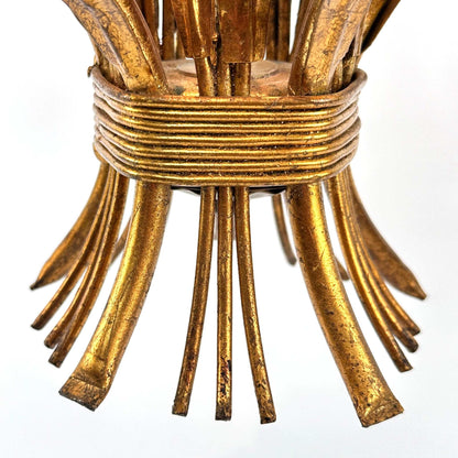 Nahaufnahme der goldfarbenen Drahtwicklung am unteren Bündel des Florentiner Kronleuchters