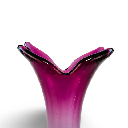Nahaufnahme der amethystfarbenen Vasenmündung aus Sommerso-Glas, Chřibská