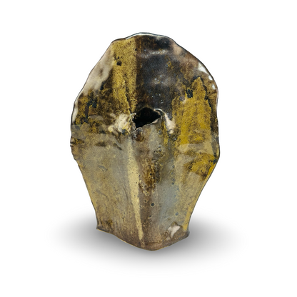 Rückseite der skulpturalen Keramikvase mit mittiger Faltlinie und schwarzbrauner Glasur, Vintage Studiokeramik
