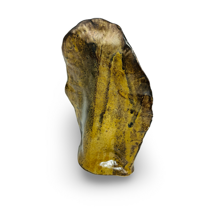 Seitenansicht der flachen Studiokeramik-Vase mit organisch gewellten Kanten und Laufglasur in Oliv und Gold