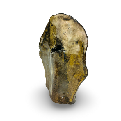 Dreiviertelansicht der skulpturalen Studiokeramik-Vase mit Öffnung und metallisch glänzender Glasur