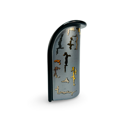 Steuler Design Vase in Schwarz und Silbergrau mit Gold- und Lüsterdekor, postmoderne Keramik der 1980er, Dreiviertelansicht