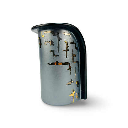 Steuler Design Vase von der anderen Seite, Dekor aus goldenen und bronzefarbenen Schriftzeichen