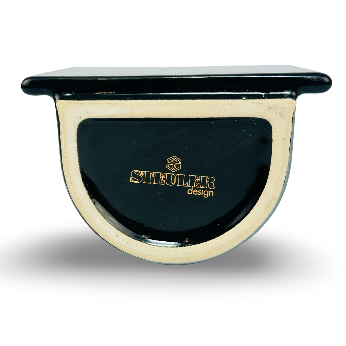 Standboden mit goldener Marke Steuler Design und Sechseck-Logo