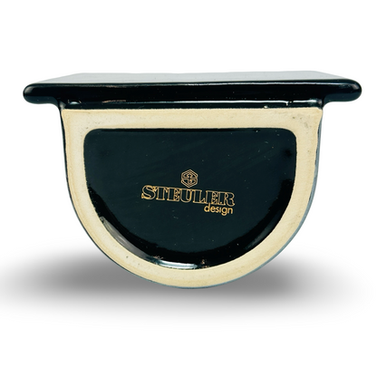 Standboden mit goldener Marke Steuler Design und Sechseck-Logo