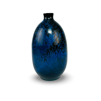 Heiner Hans Körting Keramikvase in Eiform, blaue Kristalle auf schwarzer Glanzglasur, Seitenansicht