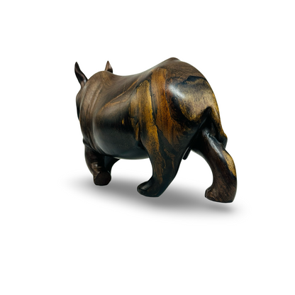 Rückansicht der Nashorn Holzfigur mit goldbraunen Splintholzpartien und eingerolltem Schwanz