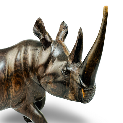 Nahaufnahme von Kopf und Horn mit gerillter Maulpartie und Holzmaserung