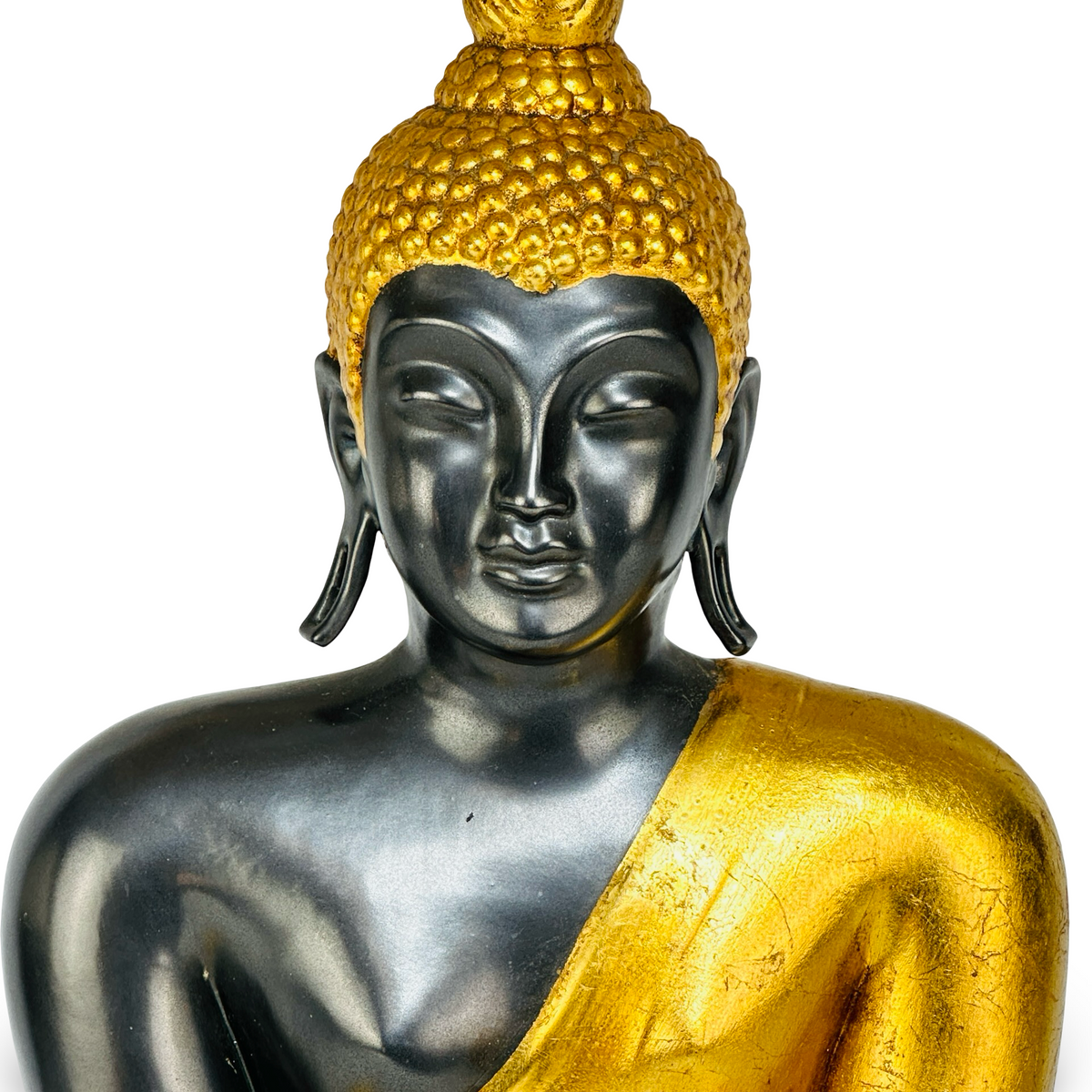 Detailansicht Kopf und Gesicht des Keramik-Buddha mit goldenen Schneckenlocken und langen Ohrläppchen