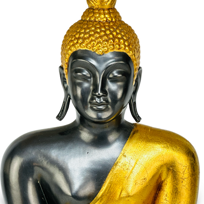Detailansicht Kopf und Gesicht des Keramik-Buddha mit goldenen Schneckenlocken und langen Ohrläppchen
