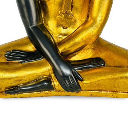 Detailansicht der Hände in Erdberührungsgeste und des goldenen Gewands mit Craquelé-Struktur