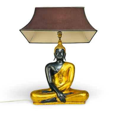 Buddha Tischlampe mit Pagodenschirm, Blick in die cremefarbene Schirminnenseite