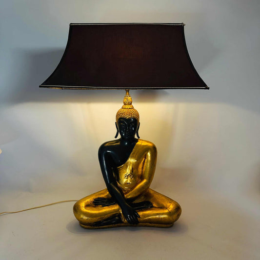 Buddha Tischlampe eingeschaltet, warmes Licht des Pagodenschirms auf der goldenen Figur