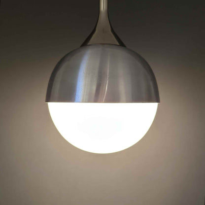 Nahansicht der leuchtenden Tropfenlampe mit halbrundem Aluminiumschirm und opalweißer Glaskugel