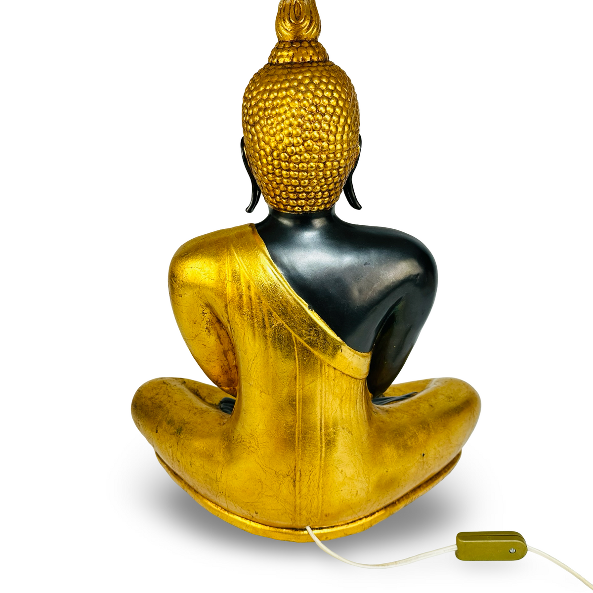 Rückansicht des Keramik-Buddha ohne Schirm mit goldenem Gewand und schwarzer Schulter