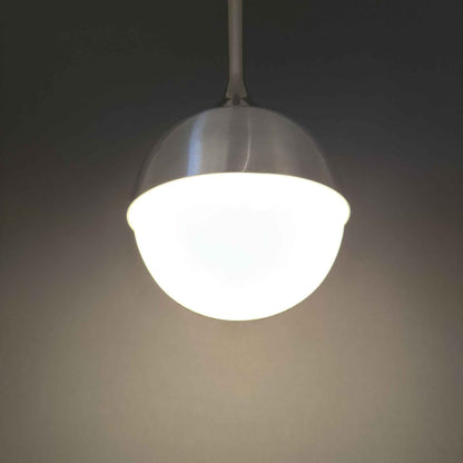 Unteransicht der beleuchteten Pendelleuchte mit kugelförmigem Opalglasschirm und Aluminiumhaube
