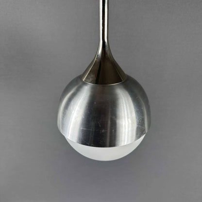 Detail des runden Aluminiumkörpers der Staff Hängelampe mit weißer Glaskugel aus den 1970ern