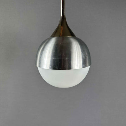 Unbeleuchtete Staff Tropfenlampe von vorn mit silberner Aluminiumhaube und opalweißem Glas