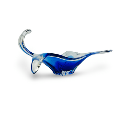 Murano Glasschale schräg von der Seite mit hoch aufsteigender sichelförmiger Spitze und klarem Fortsatz