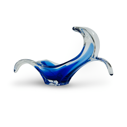 Blau-klare Sommerso Schale aus Murano mit wellenförmig hochgezogenem Ende, Frontansicht