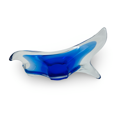 Murano Glasschale von oben mit sattblauem Boden und ausgezogenen klaren Spitzen