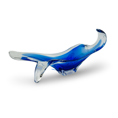 Schrägansicht der skulpturalen Murano Sommerso Schale in Blau und Klarglas