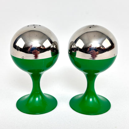 Frontalansicht der grünen Quist Salz- und Pfefferstreuer mit verchromten Hauben der 1960er